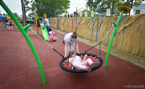 Fogyatékkal élő és ép gyerekek által együtt használható integrált játszóteret avattak Szegeden