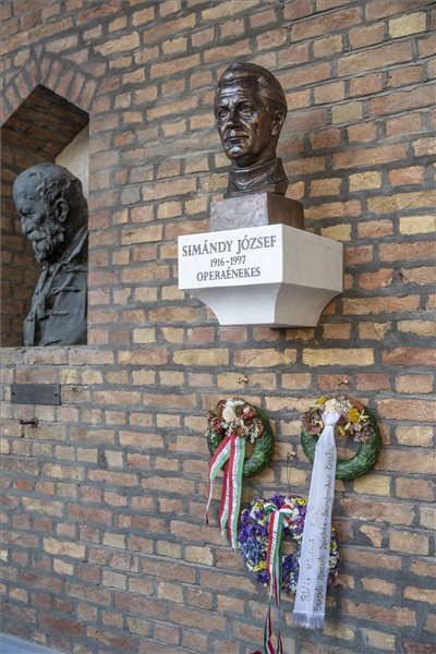 Felavatták Simándy József szobrát Szegeden
