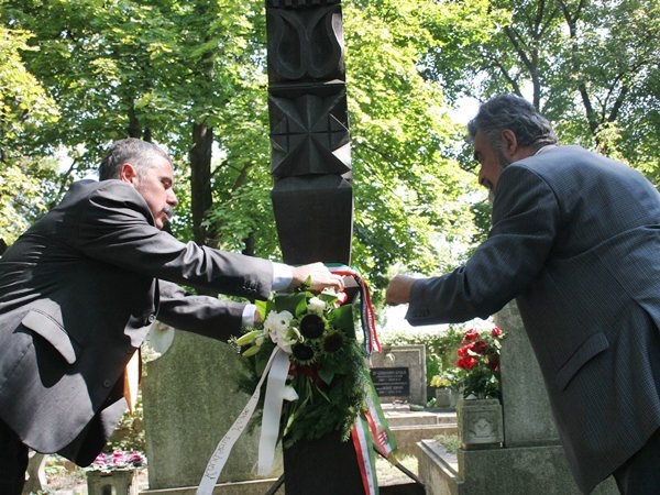 Először járt székelyföldi delegáció Mihalik Kálmán sírjánál 