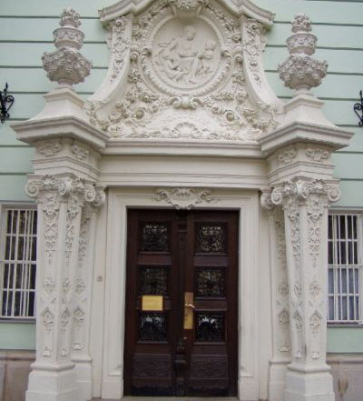 A gimnázium bejárata gimnázium