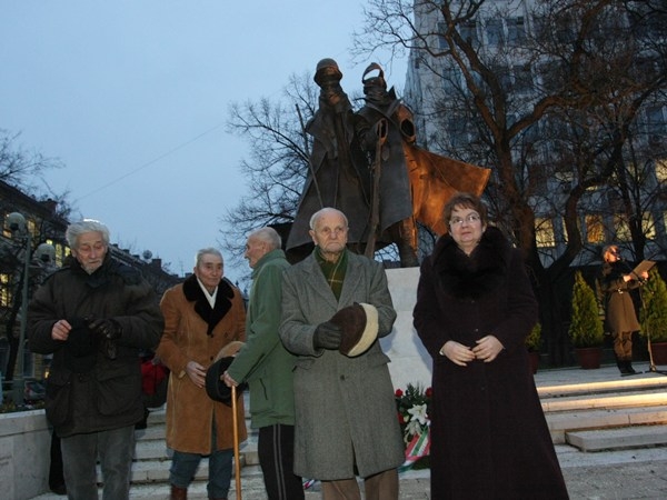 A doni áttörésre emlékeztek a Szabad emlékezés szobránál 