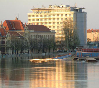Árad a Tisza - lezárták a Huszár Mátyás rakpartot 