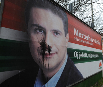 Rongálják a plakátokat szegeden