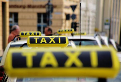 A taxisra támadót kocsiba zárták