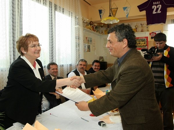 Focibemutatóval készültek a gyerekek a szerződés aláírásra 