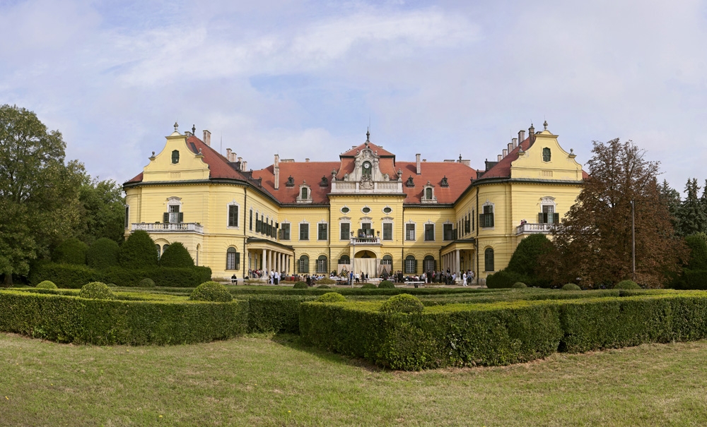Zenés, táncos műsorral kedveskedtek társaiknak a lakók Nagymágocson 