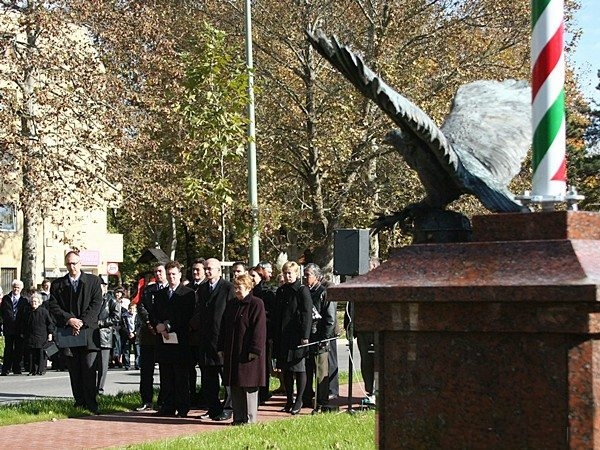Országzászló-emlékművet avattak Csongrádon