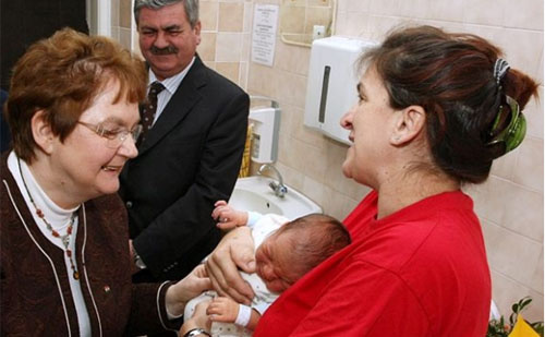 Magyar Anna meglátogatta Csongrád megye első babáját Magyar Anna meglátogatta Csongrád megye első babáját
