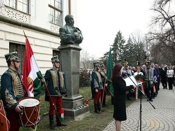 Rég nem látott tömeg a március 15-i megemlékezésen a Móra-parkban 