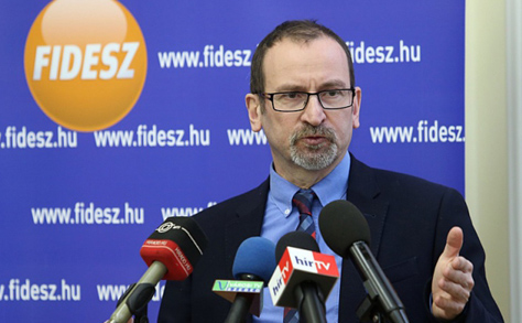 A rezsicsökkentésről beszélt Szájer József Szegeden