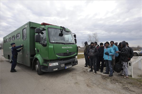 Ismét megindultak a migránsok Röszkénél