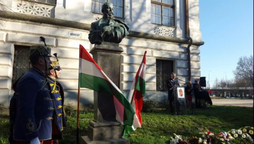 Forradalmi megemlékezés a Várkertben