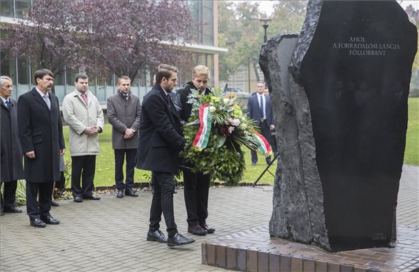 Magyar Egyetemek és Főiskolák Egyesületeinek Szövetségének emlékműve