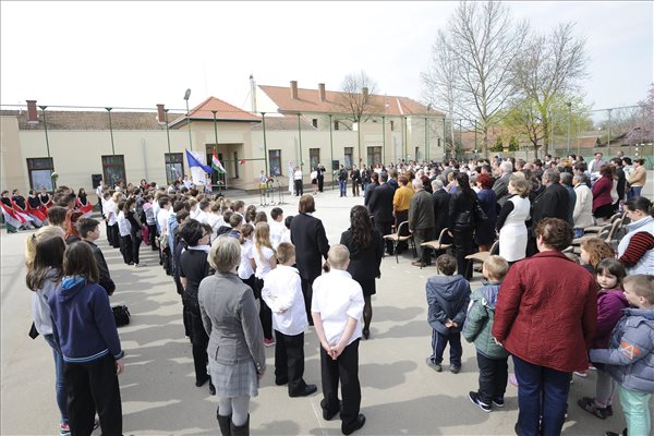 Átadták a felújított földeáki iskolát