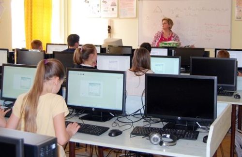 Számítógépekkel szerelték fel a Kisteleki Általános Iskolát