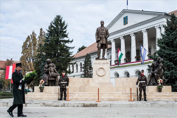 Návay Lajos szobra Makón