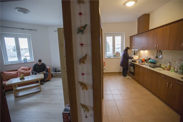 H&eacute;t &uacute;j szoci&aacute;lis b&eacute;rlak&aacute;st adott &aacute;t L&aacute;z&aacute;r J&aacute;nos a Csongr&aacute;d megyei Maroslel&eacute;n