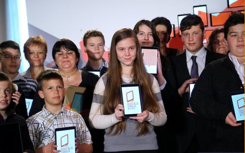 600 tabletet kaptak Csongrád megyei iskolák