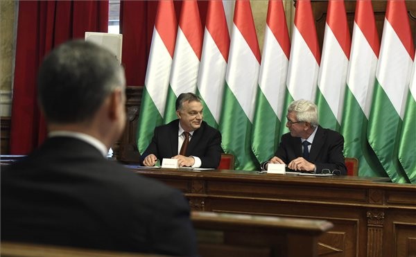Orbán Viktor miniszterelnök és Almási István polgármester együttműködési megállapodást írt alá a Modern városok program keretében