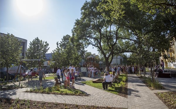 Megújult a szegedi Klapka tér