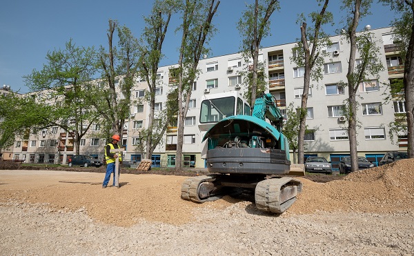 Parkolóval bővül a Cső utca
