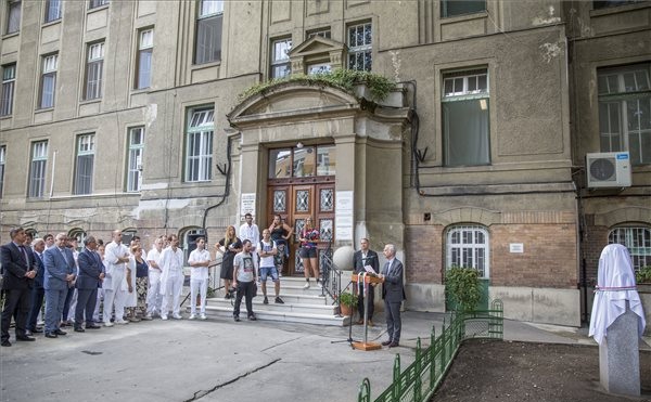 Szobrot állítottak Semmelweisnek
