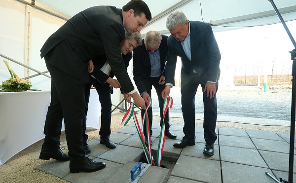 Letették a Szegedi Ifjúsági Centrum alapkövét - kép: promenad.hu