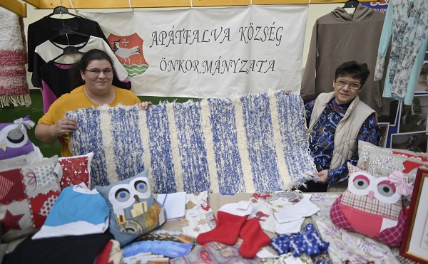 Közfoglalkoztatásban előállított kézműves termékek boltja nyílt Szegeden - fotók: delmagyar.hu