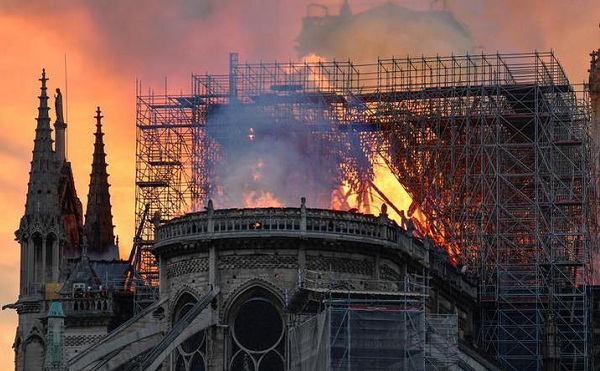 Tízezer eurót ajánl föl a Notre-Dame újjáépítésére Szeged