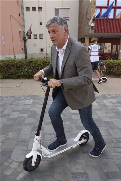 Elektromosroller-flott&aacute;t alak&iacute;t&aacute;s&aacute;t tervezik H&oacute;dmezőv&aacute;s&aacute;rhelyen
