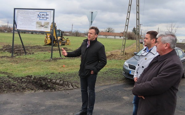 Betonelemgy&aacute;rt&oacute;-&uuml;zem &eacute;p&uuml;l Nagytők&eacute;n - fot&oacute;k: delmagyar.hu