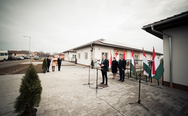 Nyolcvan f&eacute;rőhelyes munk&aacute;ssz&aacute;ll&aacute;s &eacute;p&uuml;lt &Uacute;jszentiv&aacute;non - fot&oacute;: csmkh.hu
