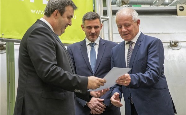 Munkahelyvédelmi bértámogatást vehetett át a Naturtex Gyapjú- és Tollfeldolgozó Kft.
