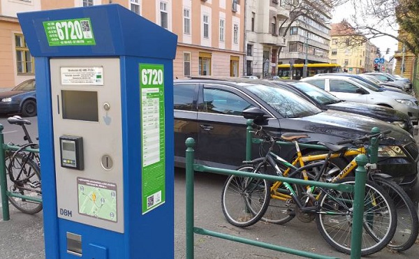 Az automat&aacute;kn&aacute;l is el&eacute;rhető a percalap&uacute; parkol&aacute;s Szegeden