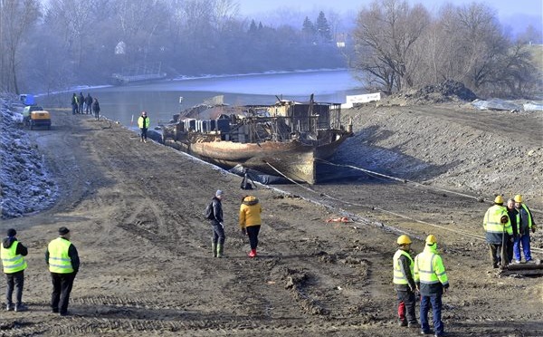 Elkezdődött a Szőke Tisza roncsainak kiemelése