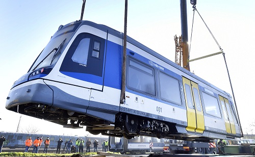 Már Magyarországon a szupervonat