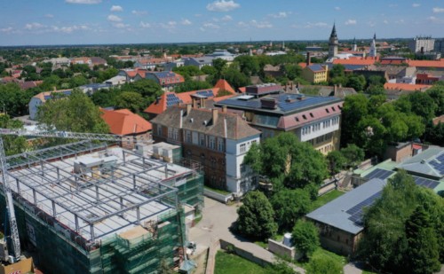 Kórházfejlesztések, útfelújítások és bölcsőde építések a megyében
