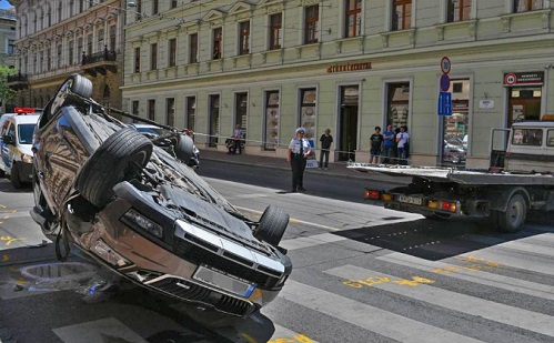 Megdöbbentő: a Széchenyi téren borult fel egy autó Szegeden